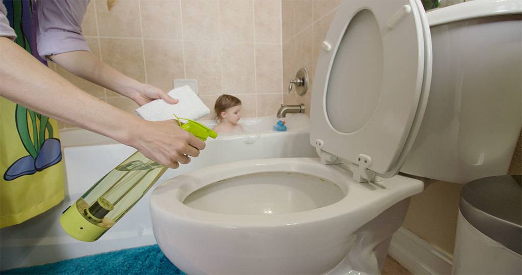 Cleaning the toilet with the eSprayer